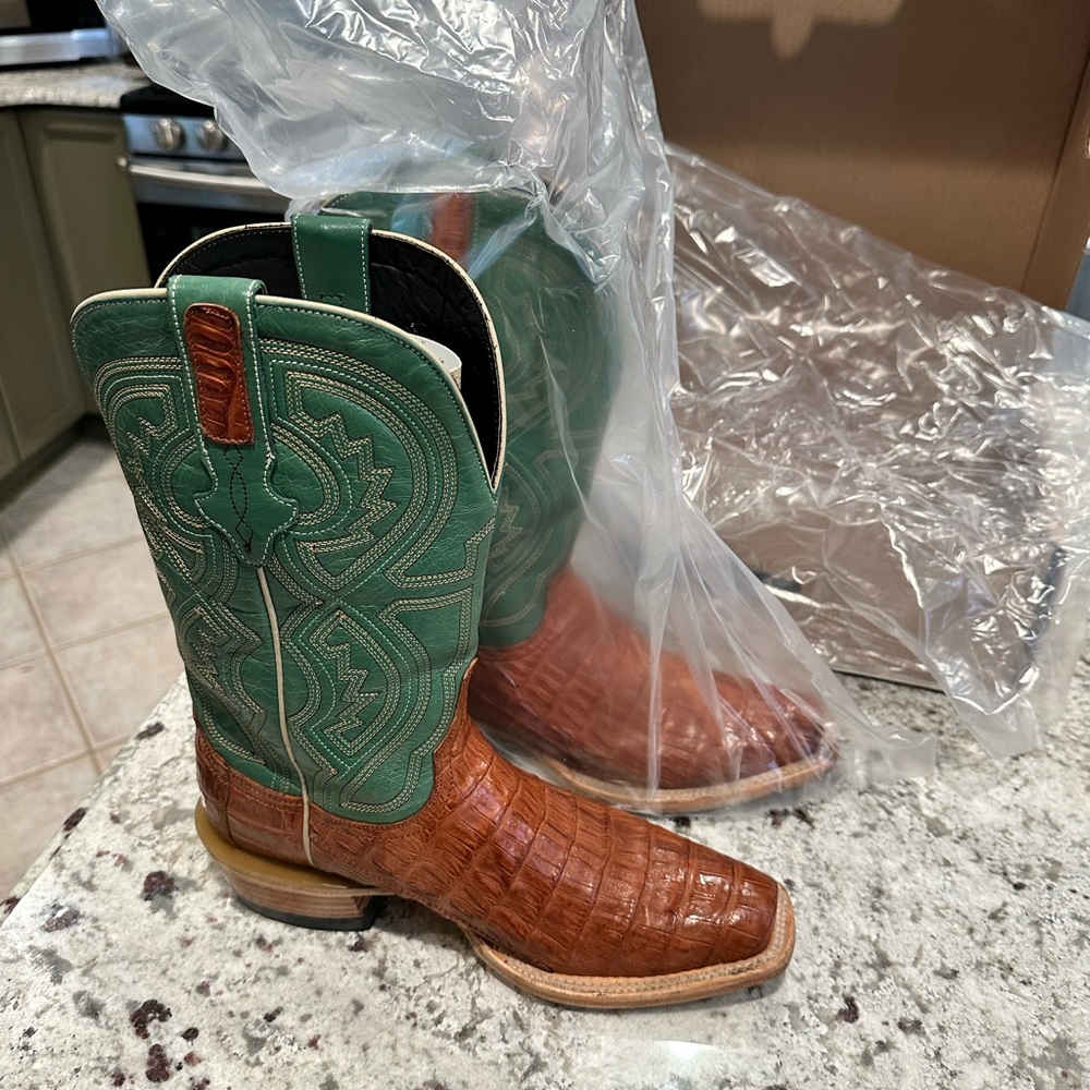 -Nile Crocodile
-Square Toe
-Stockman Heel
-Ostrich Body

Allen Boots Austin TX